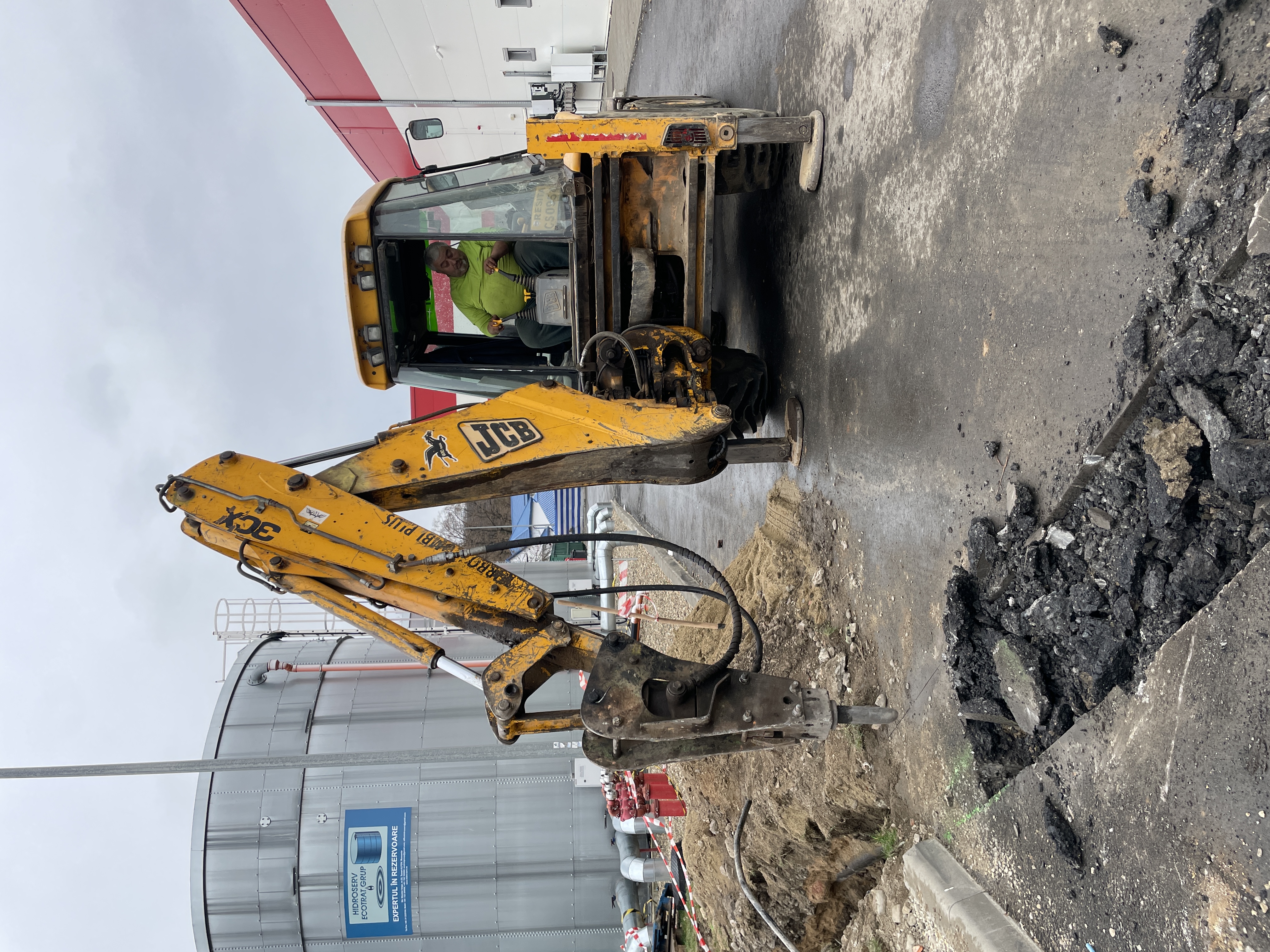 Excavator JCB la lucru pe santier in Resita