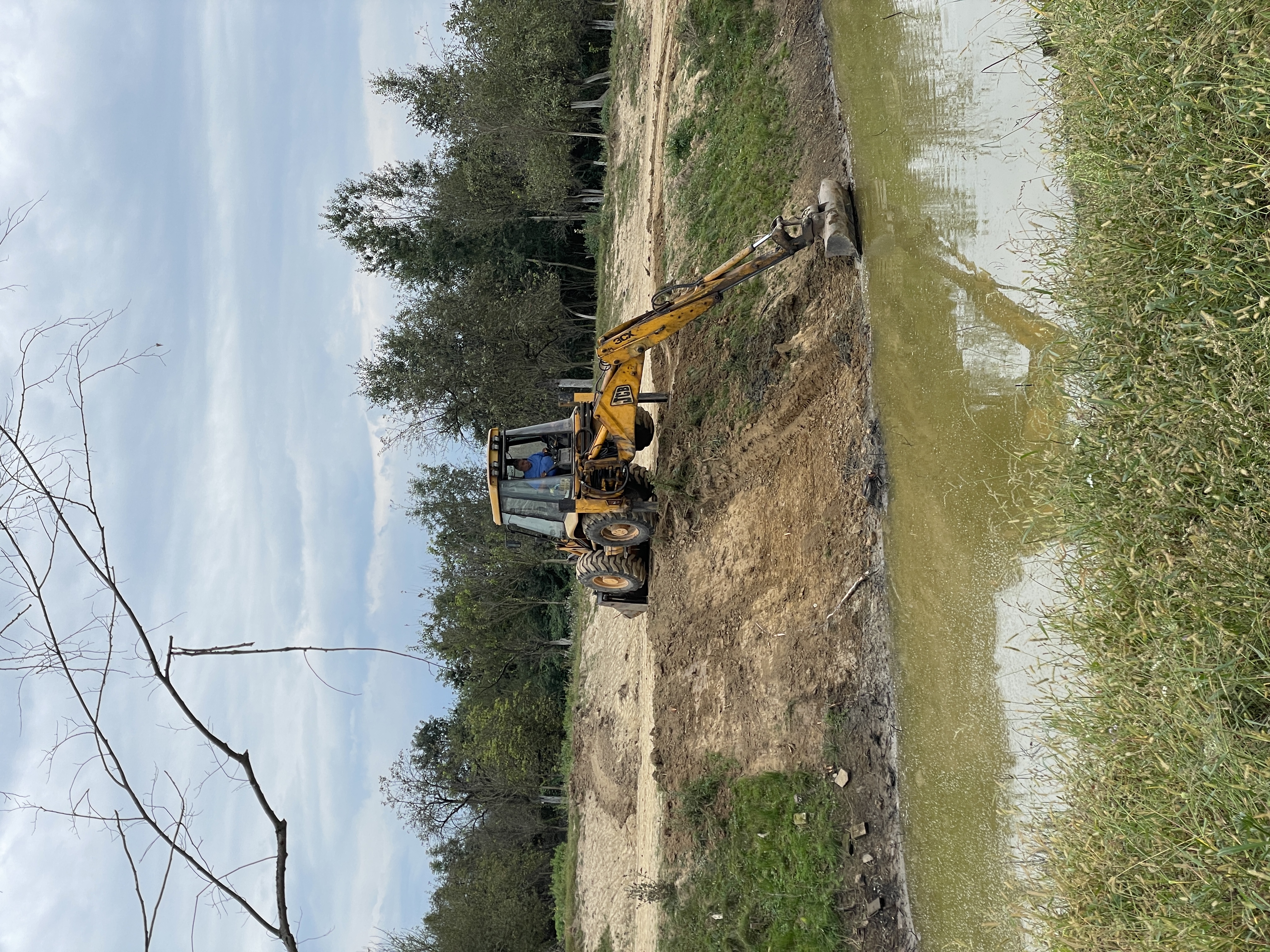 Excavator pe teren - lucrari de terasamente Resita