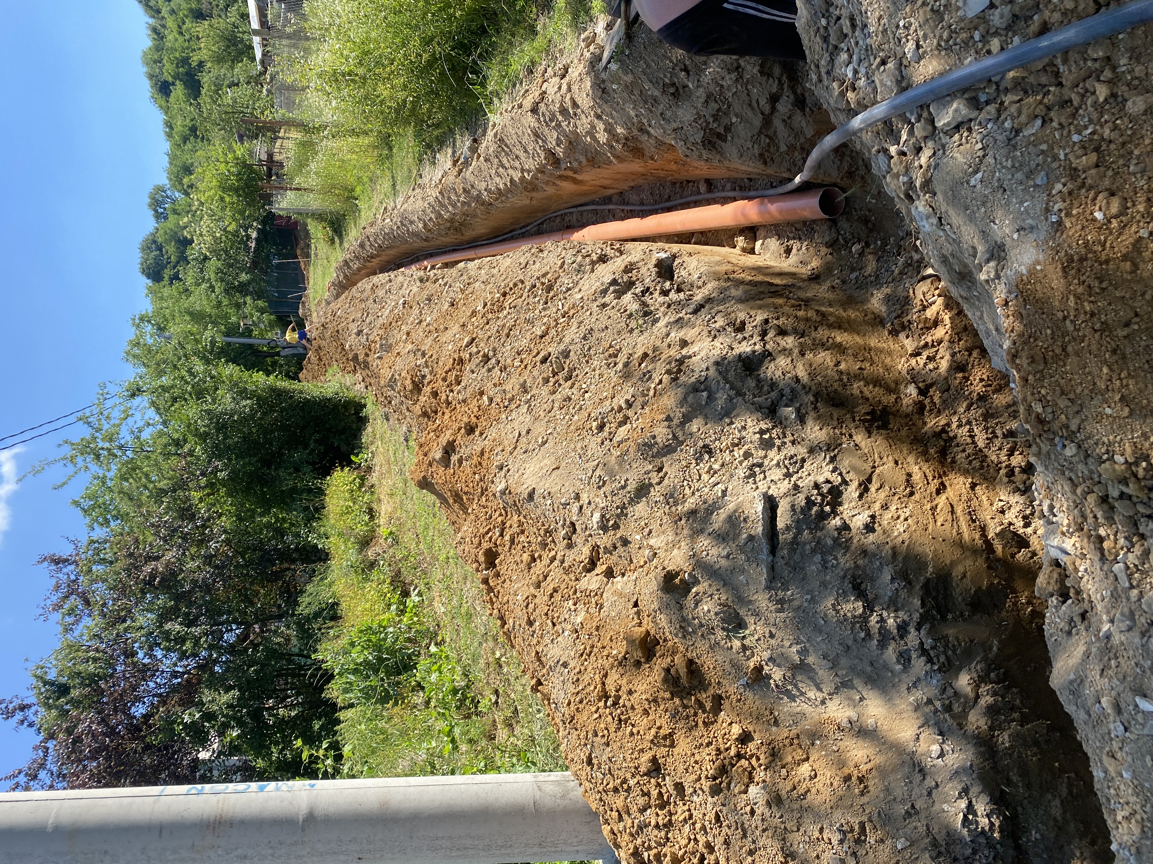 Sapatura sant canalizare cu excavator in Caras-Severin