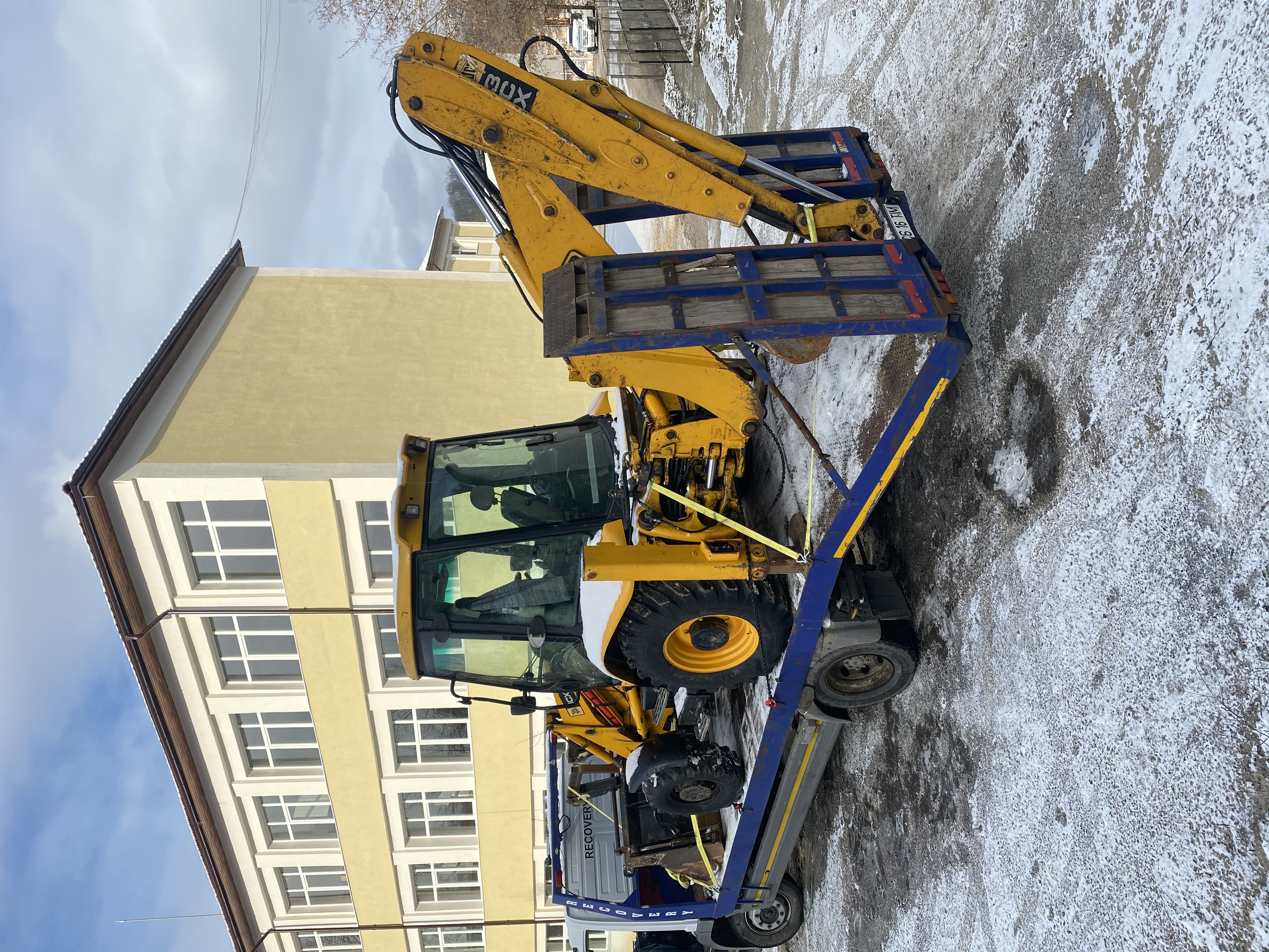 Transport buldoexcavator pe platforma in Resita
